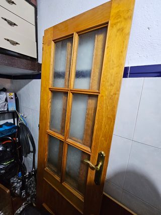 Puerta doble madera maciza con cristalera