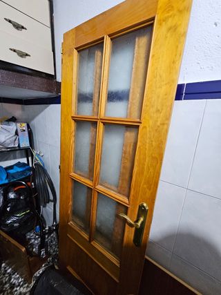 Puerta doble madera maciza con cristalera
