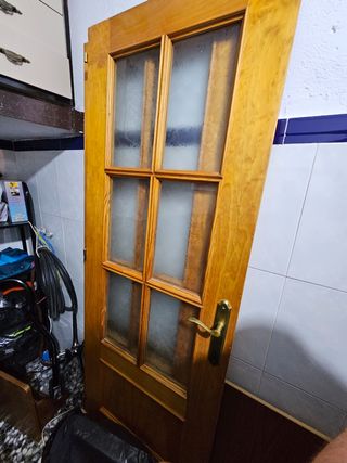 Puerta doble madera maciza con cristalera