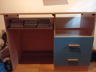 Escritorio madera con cajones azules