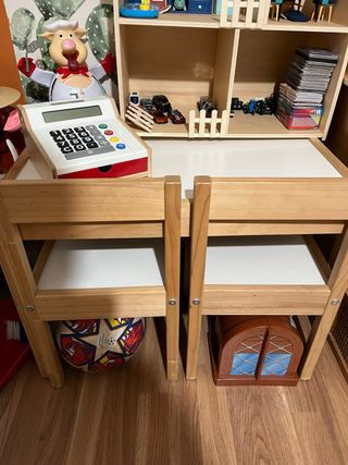 Mesa y sillas infantiles de madera