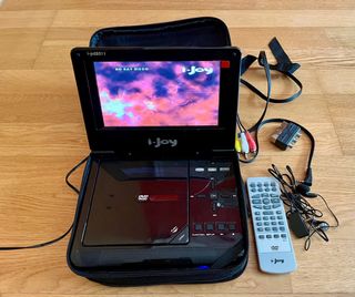 Pantalla DVD Portátil i-Joy 7 con Accesorios