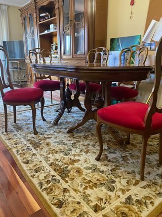 Mesa de comedor tallada con 6 sillas