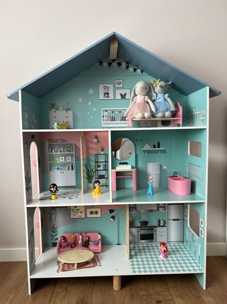 Casa de muñecas de madera