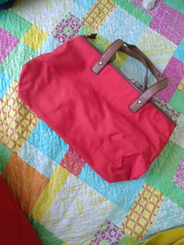 Bolso rojo con logo