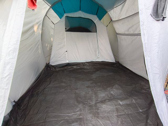 Tienda de campaña azul y gris