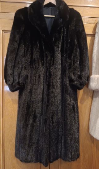 Abrigo tipo visón negro.