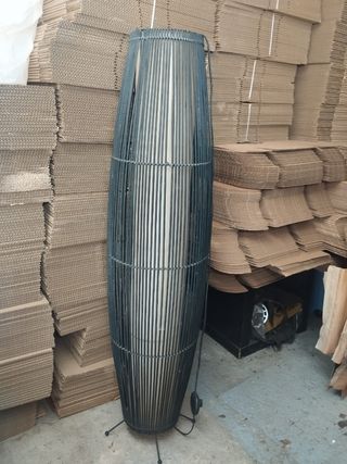 Lámpara de pie de bambú y metal