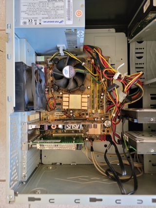 Torre PC Asus Plata y Negra