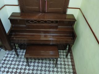 Piano de pared antiguo Kawai