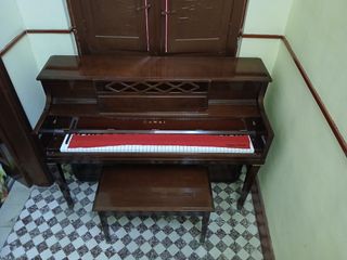 Piano de pared antiguo Kawai