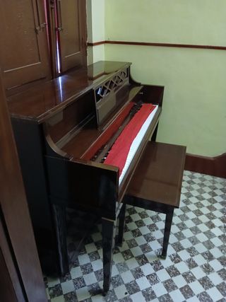 Piano de pared antiguo Kawai