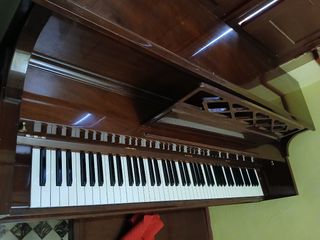 Piano de pared antiguo Kawai