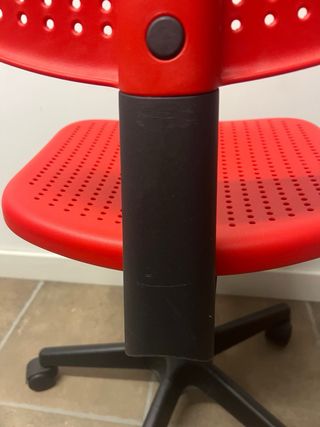 Silla de estudio roja y negra