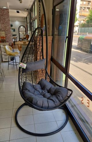Silla colgante negra y gris