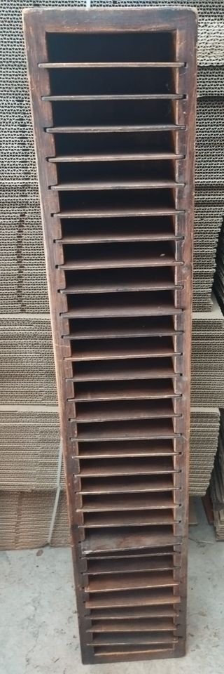 Mueble para CDs de madera hecho a mano