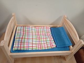 Cuna de madera para muñecas