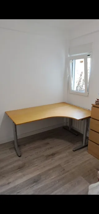 Escritorio grande en L de madera y patas metalicas