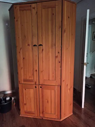 Armario esquinero de madera