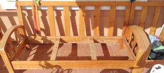 Sofá de madera marrón