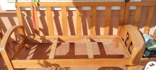 Sofá de madera marrón