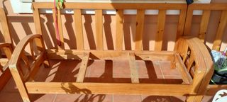 Sofá de madera marrón