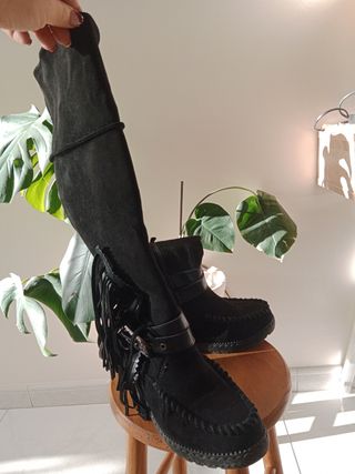Botas plataforma negras con flecos
