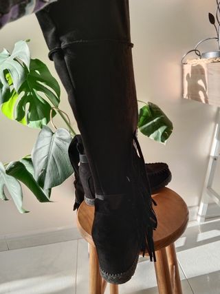 Botas plataforma negras con flecos