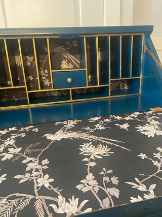 Escritorio bureau antiguo azul con detalles dorado