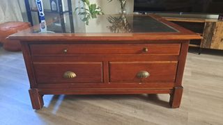 Mesa de centro de madera y cristal moderna