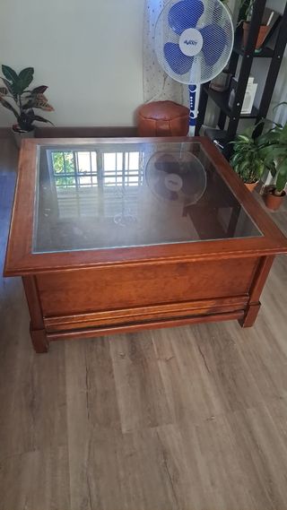 Mesa de centro de madera y cristal moderna