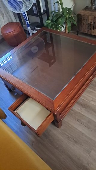 Mesa de centro de madera y cristal moderna