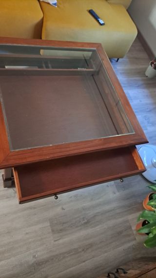 Mesa de centro de madera y cristal moderna