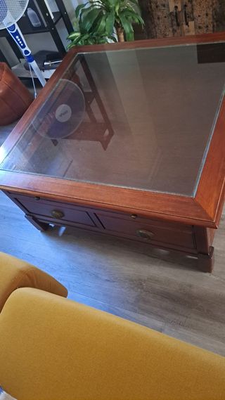 Mesa de centro de madera y cristal moderna