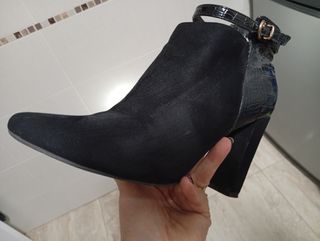 BotinNegros Talla 39 y zuecos todos 50 euros 
