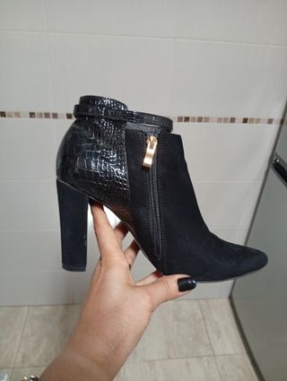 BotinNegros Talla 39 y zuecos todos 50 euros 
