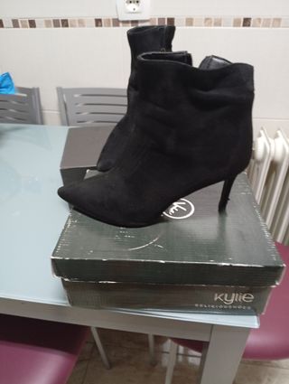 BotinNegros Talla 39 y zuecos todos 50 euros 
