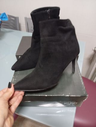 BotinNegros Talla 39 y zuecos todos 50 euros 

