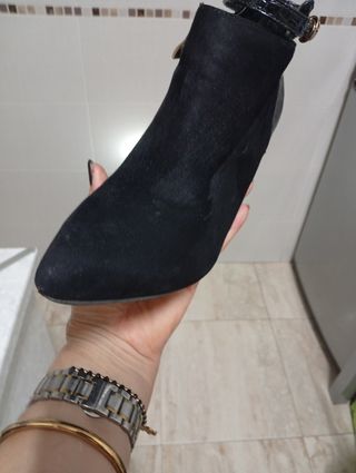 BotinNegros Talla 39 y zuecos todos 50 euros 
