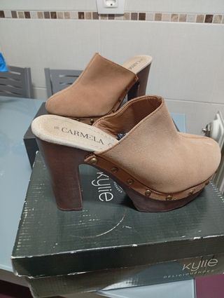 BotinNegros Talla 39 y zuecos todos 50 euros 
