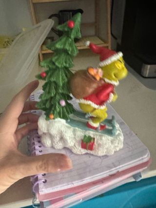 Figura Grinch con árbol y saco de regalos