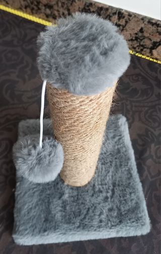 Rascador para gatos con bola