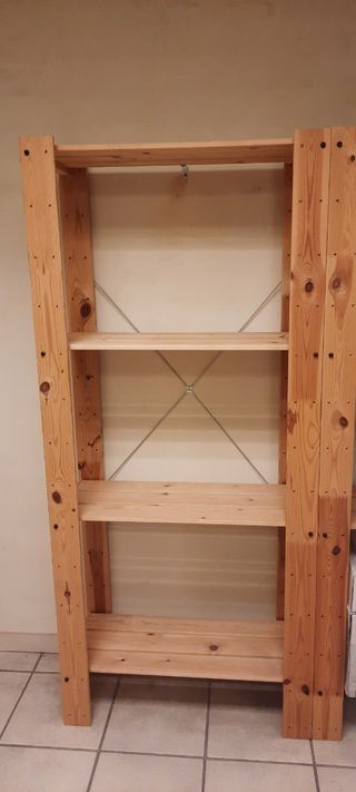 Estantería de madera y metal