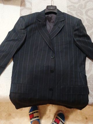 Traje chaqueta negro marengo con rayita finitas . 