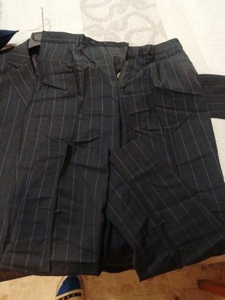 Traje chaqueta negro marengo con rayita finitas . 