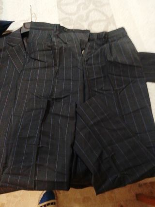 Traje chaqueta negro marengo con rayita finitas . 