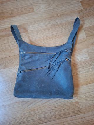 Mochila azul de piel.