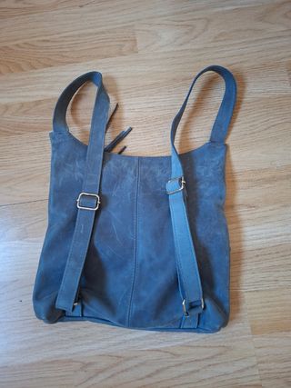 Mochila azul de piel.