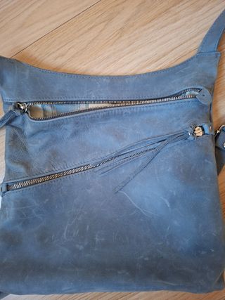 Mochila azul de piel.