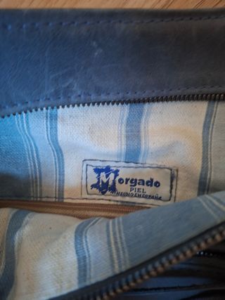 Mochila azul de piel.